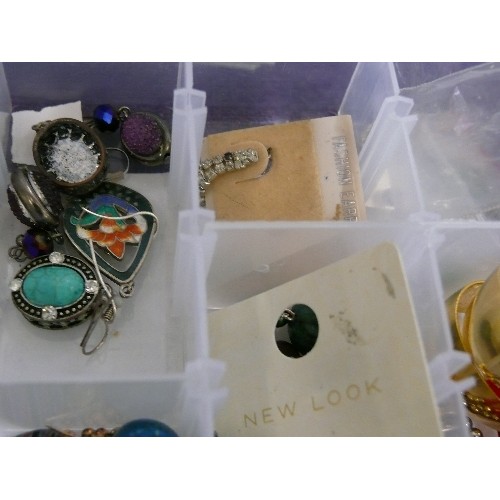 163 - A TRAY OF GOOD QUALITY COSTUME JEWELLERY, SOME NEW.