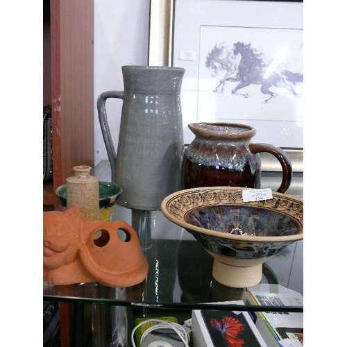 176 - A SELECTION OF DECORARTIVE STUDIO POTTERY INCLUDING A LOVELY BOWL BY COTSWOLD POTTERY.