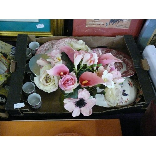 186 - A BOX OF VARIOUS DECORATIVE CHINA AND A VASE OF FLOWERS