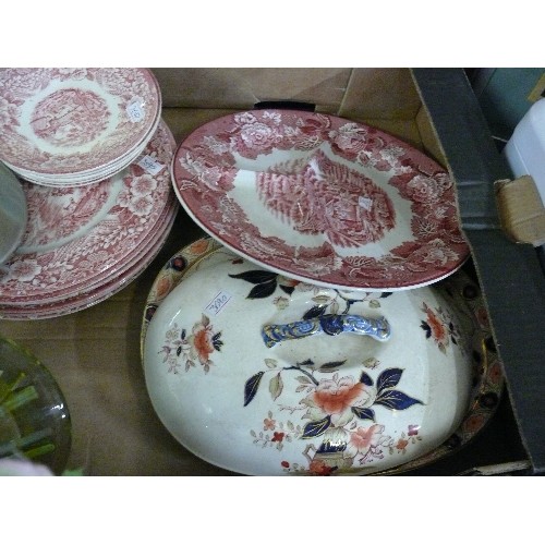 186 - A BOX OF VARIOUS DECORATIVE CHINA AND A VASE OF FLOWERS