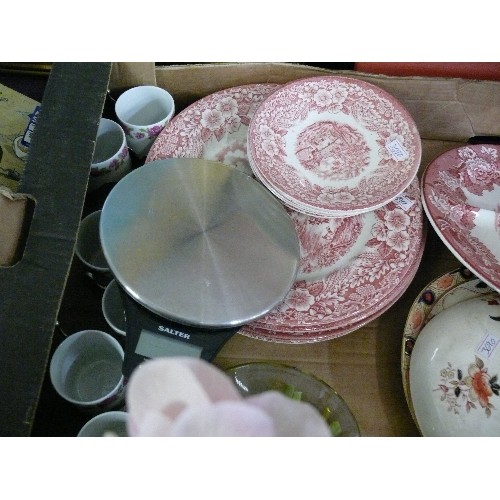 186 - A BOX OF VARIOUS DECORATIVE CHINA AND A VASE OF FLOWERS