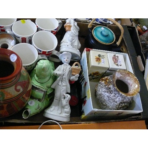 189 - A BOX OF DECORATIVE CHINA AND ORNAMENTS INCLUDING A SET OF LONDON THEMED MUGS.