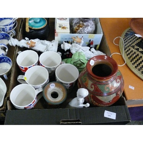 189 - A BOX OF DECORATIVE CHINA AND ORNAMENTS INCLUDING A SET OF LONDON THEMED MUGS.