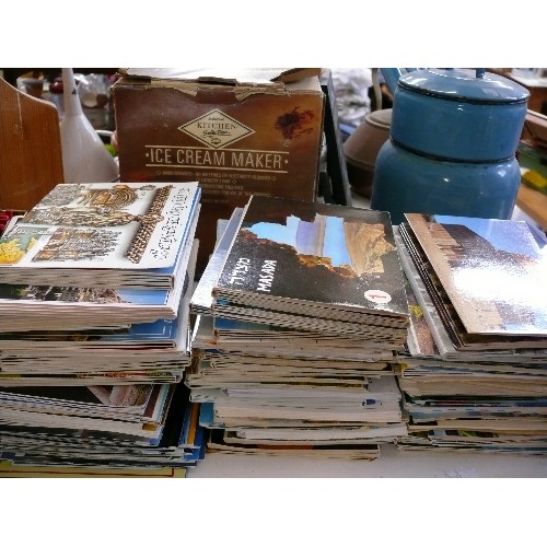 268 - LARGE SELECTION OF VARIOUS POSTCARDS IN FOLD OUT BOOKS FEATURING MALTA, AUSTRALIA, CANADA, AMSTERDAM... 