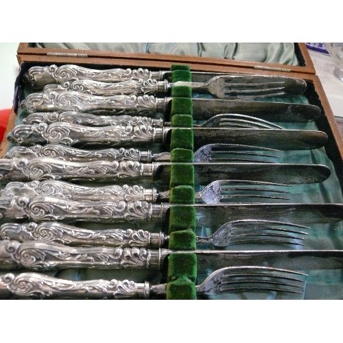 273 - A SET OF QUALITY SILVER PLATED FISH CUTLERY IN A FITTED WOODEN BOX