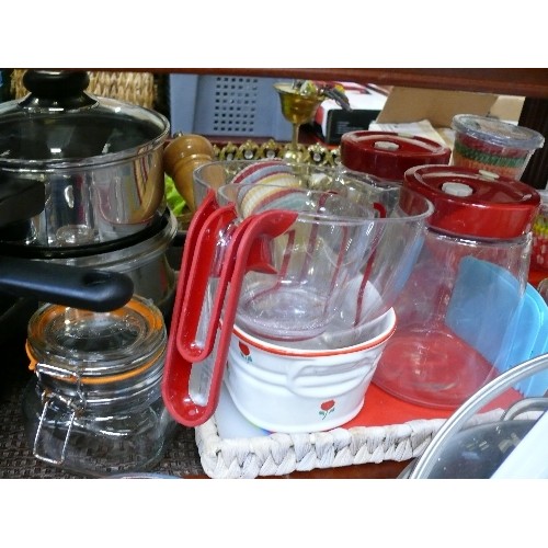 283 - A VERY LARGE LOT OF KITCHENWARE AND GOOD QUALITY SAUCEPANS TO INCLUDE A SET OF THREE BY JUDGE, A GLA... 