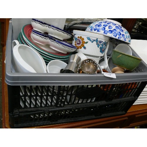 284 - A LARGE CRATE OF KITCHENWARE TO INCLUDE PYREX OVEN DISHES AND ROYAL WORCESTER AND ROYAL DOULTON RAME... 