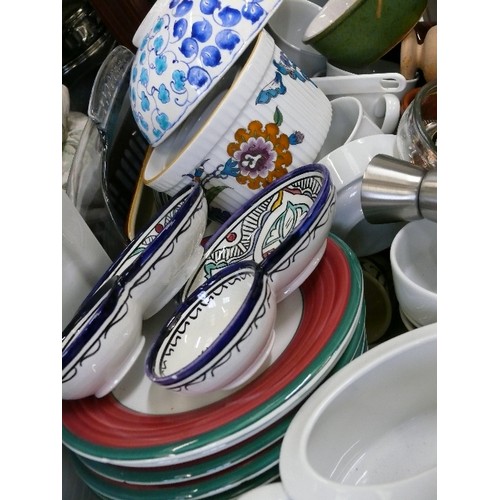 284 - A LARGE CRATE OF KITCHENWARE TO INCLUDE PYREX OVEN DISHES AND ROYAL WORCESTER AND ROYAL DOULTON RAME... 