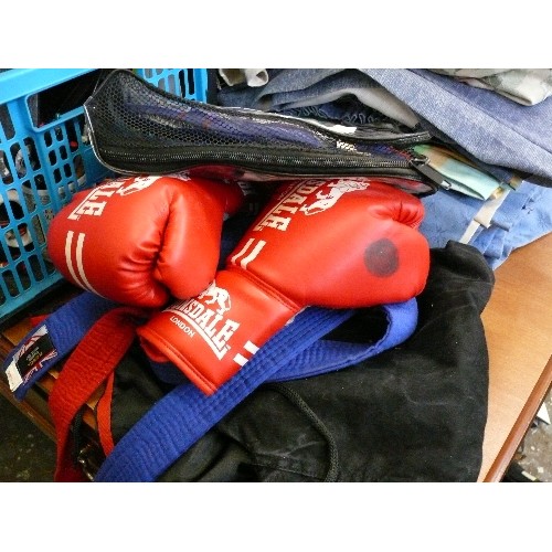 286 - A SELECTION OF SPORTING ITEMS TO INCLUDE BOXING GLOVES, MARTIAL ARTS BELTS AND TROUSERS