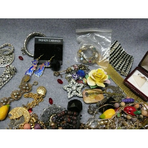 18 - A BOX OF FINE COSTUME JEWELLERY MIXED LOT ALL SORTS