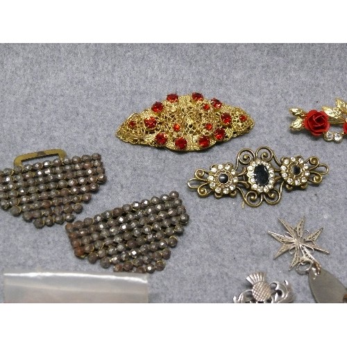 19 - COLLECTION OF 9 PIECES OF FINE COSTUME JEWELLERY - 3 VINTAGE BELT BUCKLES, 2 BROOCHES, A GOLD PLATED... 