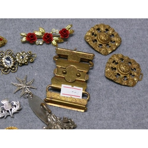 19 - COLLECTION OF 9 PIECES OF FINE COSTUME JEWELLERY - 3 VINTAGE BELT BUCKLES, 2 BROOCHES, A GOLD PLATED... 