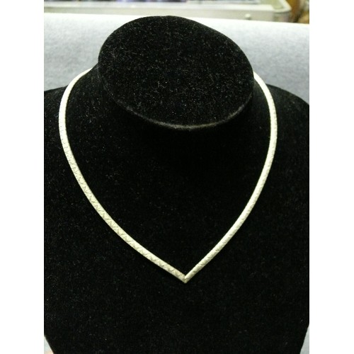 21 - A SOLID SILVER SNAKE SKIN LINKS NECKLACE WEIGHT 20.30gr