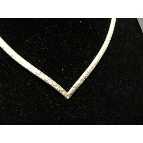 21 - A SOLID SILVER SNAKE SKIN LINKS NECKLACE WEIGHT 20.30gr