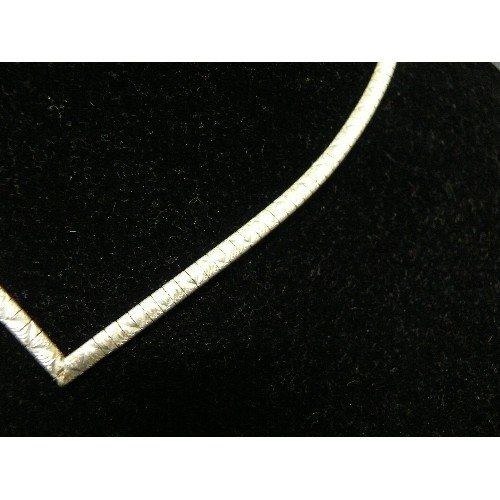 21 - A SOLID SILVER SNAKE SKIN LINKS NECKLACE WEIGHT 20.30gr