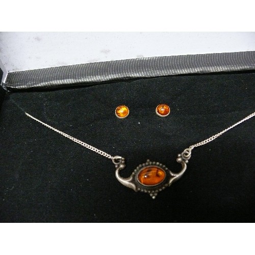 22 - A CIRCA 1920’s SOLID SILVER WITH HONEYCOMB AMBER ART NOUVEAU NECKLACE AND A PAIR OF EARRINGS.