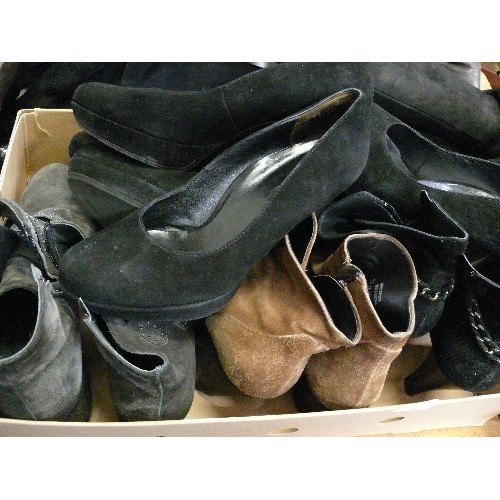 366 - A LARGE BOX OF VARIOUS GOOD QUALITY SHOES AND BOOTS ALL BY PAUL GREEN AND ALL SIZE 7