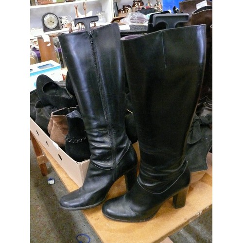 367 - A PAIR OF GOOD QUALITY BLACK KNEE HIGH BOOTS BY MAXIMARA SIZE 7