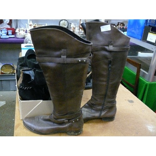 370 - A PAIR OF GOOD QUALITY KNEE HIGH BOOTS SIZE 7