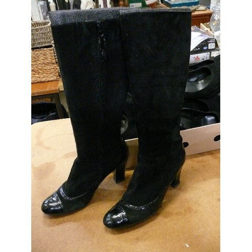 372 - A PAIR OF GOOD QUALITY KNEE HIGH BOOTS SIZE 7 BY PAUL SMITH