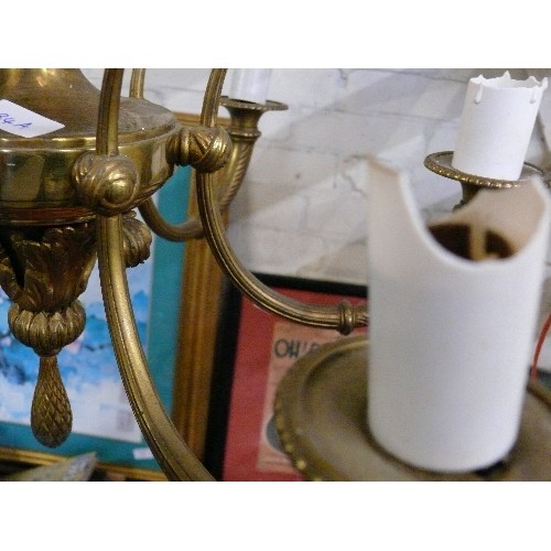 184A - VINTAGE HEAVY BRASS 6 ARM CHANDELIER LIGHT, IN THE CLASSICAL STYLE.