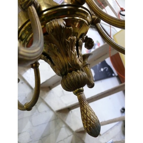 184A - VINTAGE HEAVY BRASS 6 ARM CHANDELIER LIGHT, IN THE CLASSICAL STYLE.