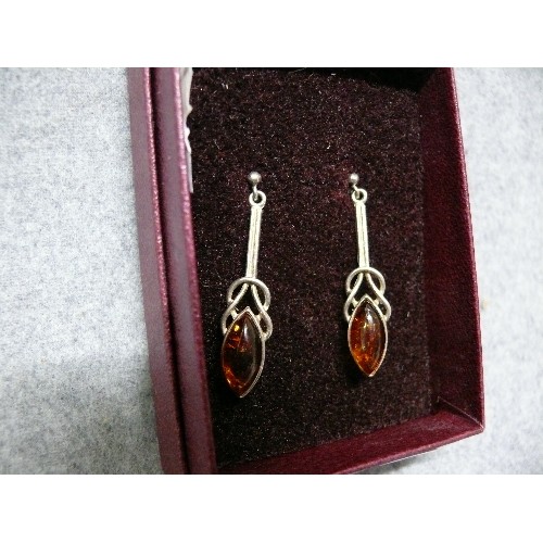 13 - A VINTAGE PAIR OF HONEYCOMB AMBER AND SOLID SILVER DROP EARRINGS IN A CLASSIC ART NOUVEAU DESIGN.