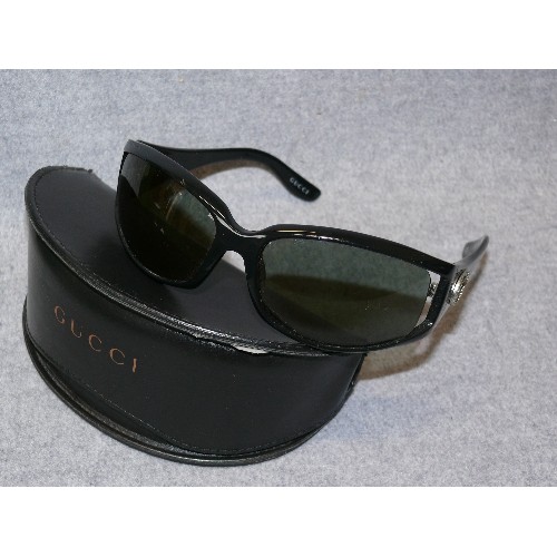 34 - A PAIR OF GUCCI SUNGLASSES IN A GUCCI GLASSES CASE