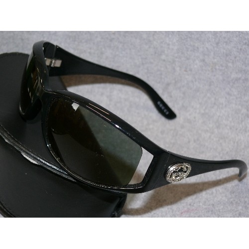 34 - A PAIR OF GUCCI SUNGLASSES IN A GUCCI GLASSES CASE