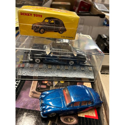 211 - A BOX OF COLLECTORS VEHICLES TO INCLUDE A REVELL MODEL KIT OF A MORRIS TRUCK & JEEP PLUS A MERCEDES ... 