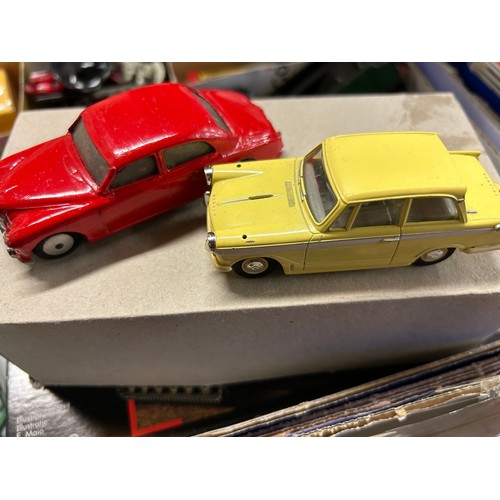 208 - A BOX OF COLLECTORS VEHICLES TO INCLUDE DINKY, MATCHBOX AND VANGUARDS.