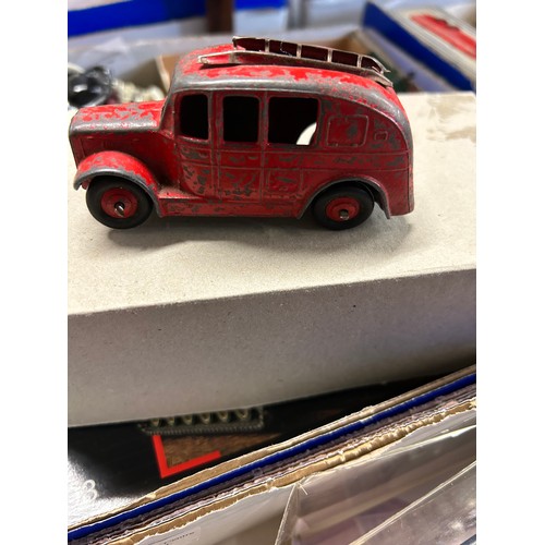 208 - A BOX OF COLLECTORS VEHICLES TO INCLUDE DINKY, MATCHBOX AND VANGUARDS.