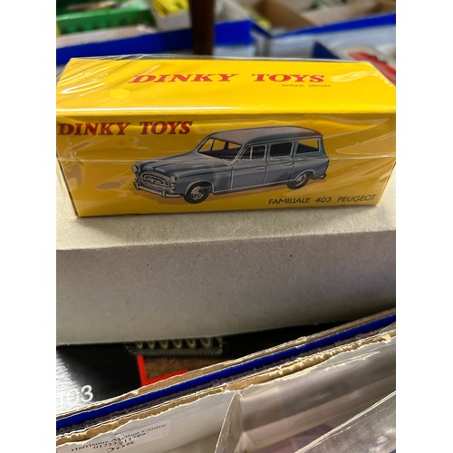 208 - A BOX OF COLLECTORS VEHICLES TO INCLUDE DINKY, MATCHBOX AND VANGUARDS.