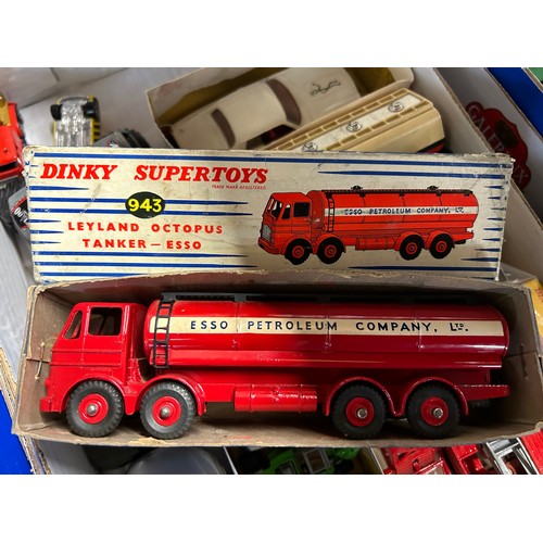 220 - A BOX OF COLLECTORS VEHICLES TO INCLUDE CARS AND LORRIES BY MATCHBOX, CORGI AND DINKY.