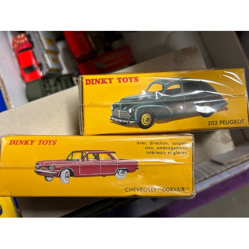 220 - A BOX OF COLLECTORS VEHICLES TO INCLUDE CARS AND LORRIES BY MATCHBOX, CORGI AND DINKY.