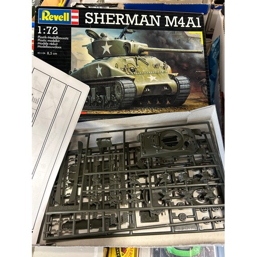 217 - A BOX CONTAINING FOUR REVELL MODEL KITS OF TANKS PLUS AN AIRFIX MODEL KIT OF A FW 190 F-8 AEROPLANE.