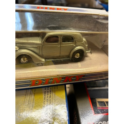 215 - A BOX OF COLLECTORS VEHICLES TO INCLUDE A BOXED CORGI BUS, BOXED MATCHBOX TRUCK PLUS VARIOUS OTHER C... 