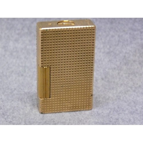 33 - S.T. DUPONT OF PARIS 1970'S CIGARETTE LIGHTER, GOLD PLATED IN LEATHER CASE, FLINT WORKING.