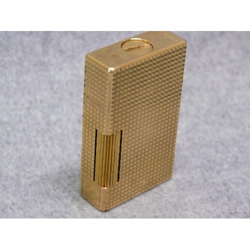 33 - S.T. DUPONT OF PARIS 1970'S CIGARETTE LIGHTER, GOLD PLATED IN LEATHER CASE, FLINT WORKING.