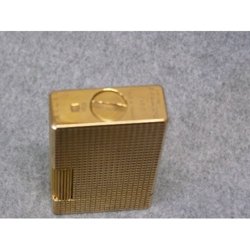 33 - S.T. DUPONT OF PARIS 1970'S CIGARETTE LIGHTER, GOLD PLATED IN LEATHER CASE, FLINT WORKING.