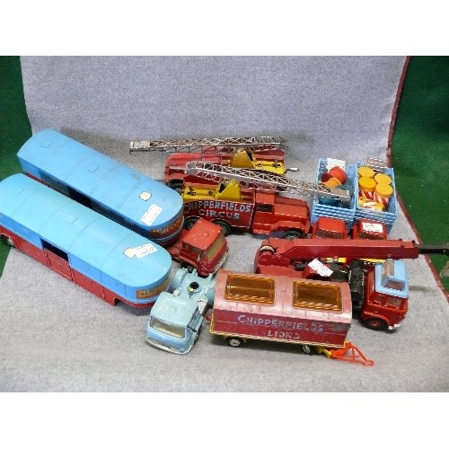 53 - GOOD COLLECTION OF VINTAGE CORGI & DINKY CHIPPERFIELDS CIRCUS DIECAST VEHICLES TO INCLUDE 2 CORGI MA... 