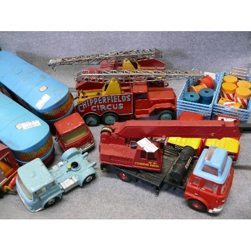 53 - GOOD COLLECTION OF VINTAGE CORGI & DINKY CHIPPERFIELDS CIRCUS DIECAST VEHICLES TO INCLUDE 2 CORGI MA... 