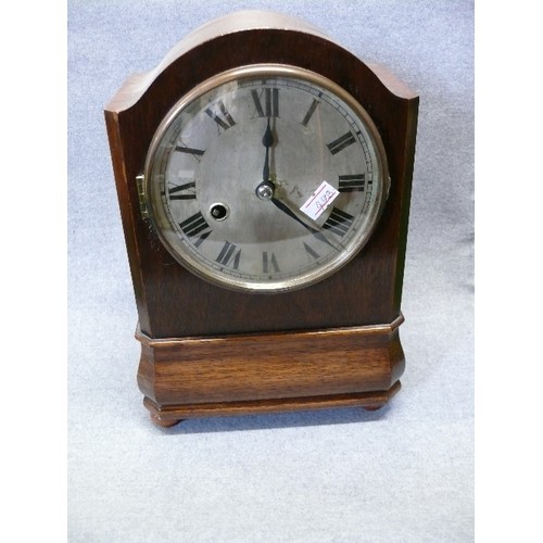 57 - AN EDWARDIAN MAHOGANY CASED MANTLE CLOCK, THE SILVERED DIAL WITH ROMAN NUMERALS. THE MOVEMENT BY THE... 