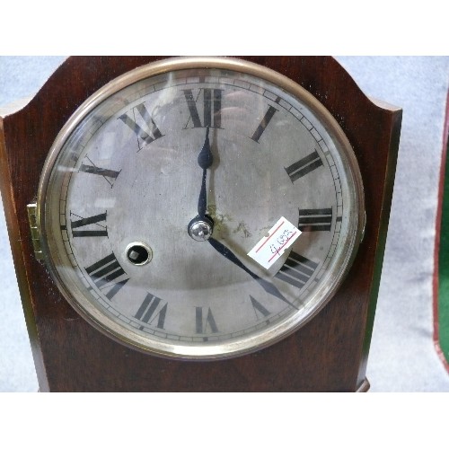 57 - AN EDWARDIAN MAHOGANY CASED MANTLE CLOCK, THE SILVERED DIAL WITH ROMAN NUMERALS. THE MOVEMENT BY THE... 