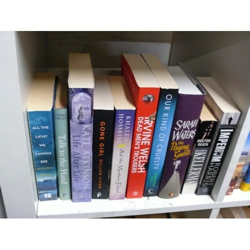 204A - 5 CUBES OF HARDBACK & SOFTBACK FICTION INCLUDING PATRICIA CORNWELL, KATE TEMPEST, IAN BANKS, ROBERT ... 