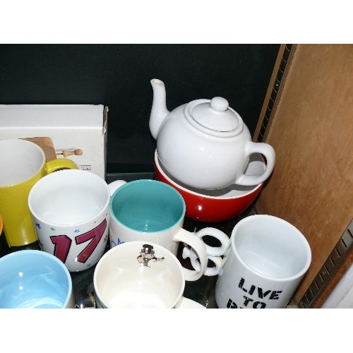 204D - SHELF OF MUGS AND GLASSES TO INCLUDE NOVELTY MUGS, THE SIMPSONS, MUM, HARRY POTTER SLYTHERIN ETC.