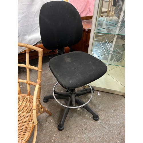 513A - BLACK SWIVEL OFFICE CHAIR