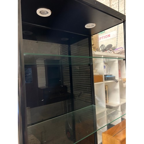 515 - GOOD DISPLAY SHELF UNIT IN BLACK AND GLASS, 2 SPOTLIGHTS IN TOP SECTION