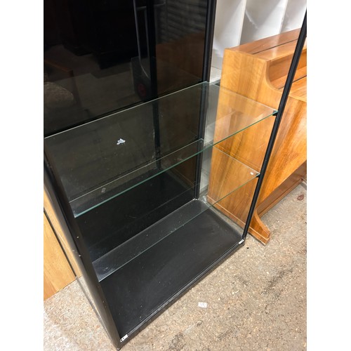 515 - GOOD DISPLAY SHELF UNIT IN BLACK AND GLASS, 2 SPOTLIGHTS IN TOP SECTION