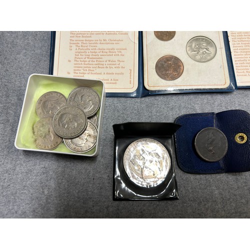 52A - COLLECTION OF COINS INC GEORGE VI 2 SHILLINGS AND SHILLINGS, CHARLES & DIANA CROWNS, CHURCHILL CROWN... 